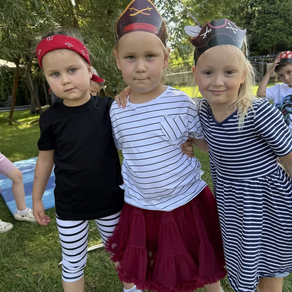 Dzień pirata — dzieci w kostiumach w ogrodzie przedszkola Wesołe Sowy