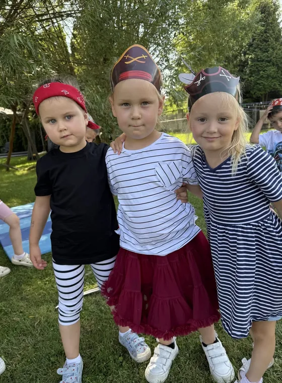 Dzień pirata — dzieci w kostiumach w ogrodzie przedszkola Wesołe Sowy
