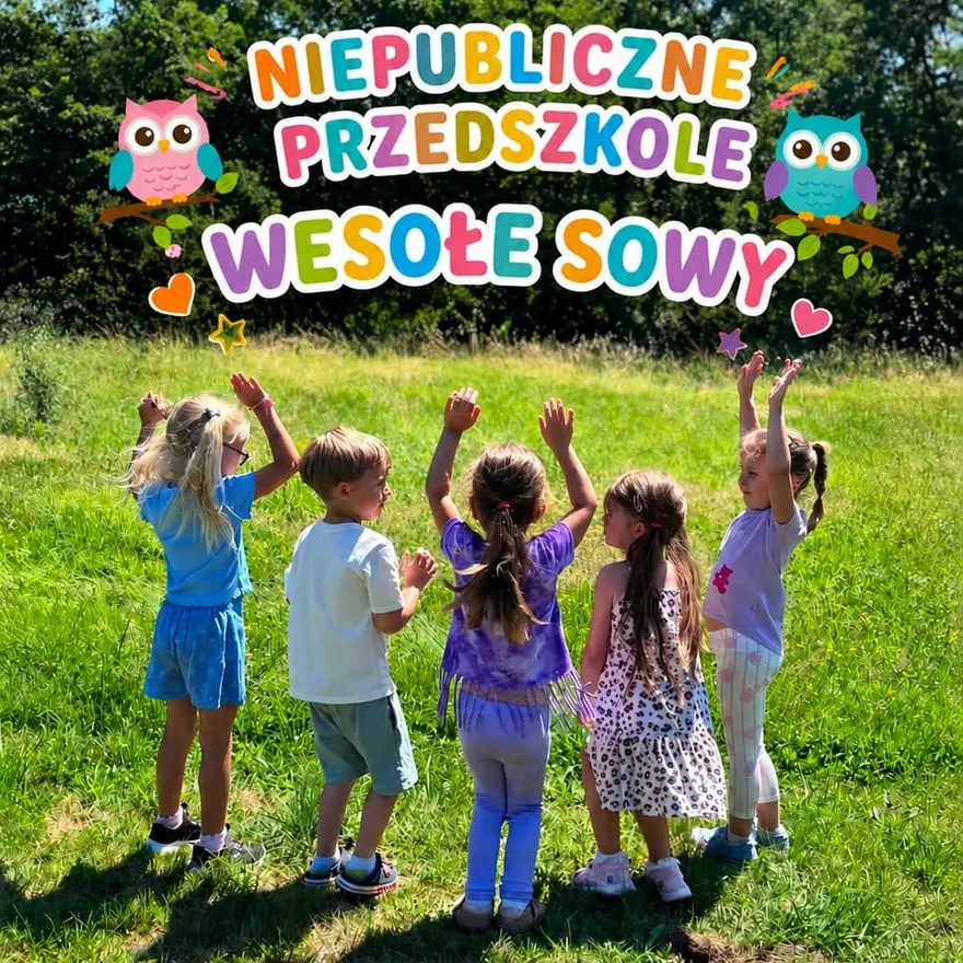 Dzieci z przedszkola Wesołe Sowy w ogrodzie pod tablicą z nazwą przedszkola