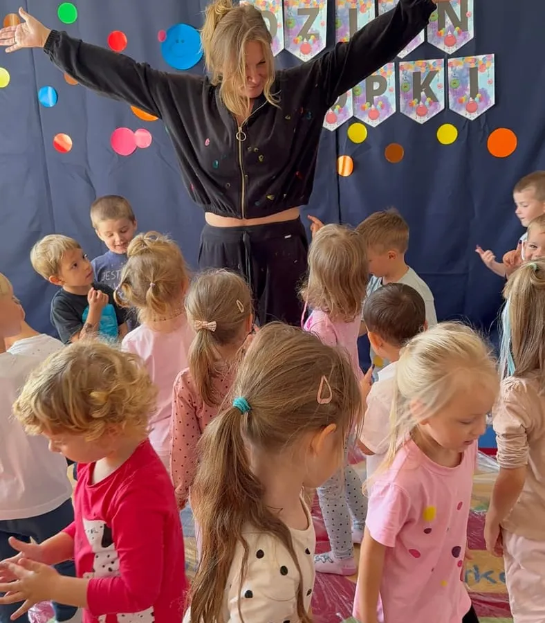 Dzieci tańczą podczas zajęć Roar Dance