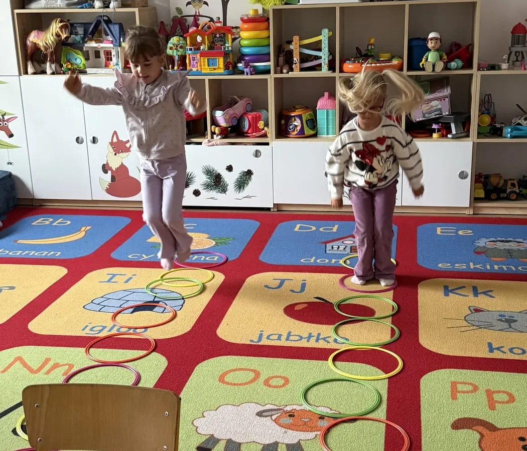 Zumba dla dzieci — maluchy tańczą i podskakują w sali zabaw
