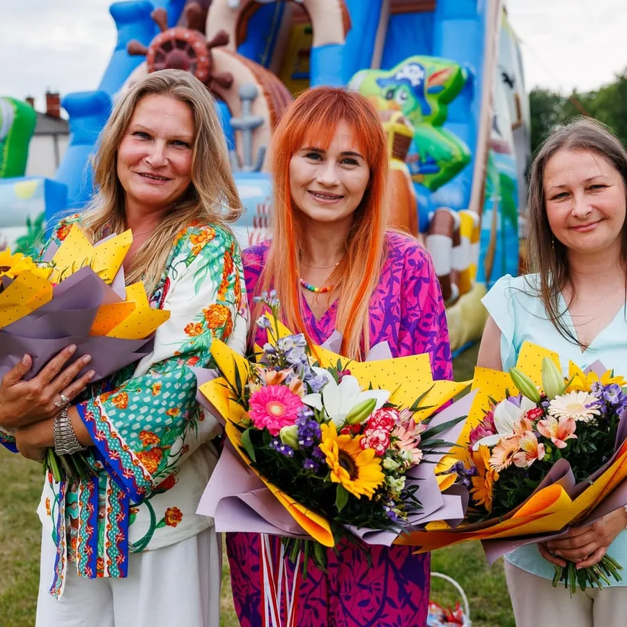 Wychowawczynie przedszkola Wesołe Sowy z bukietami kwiatów